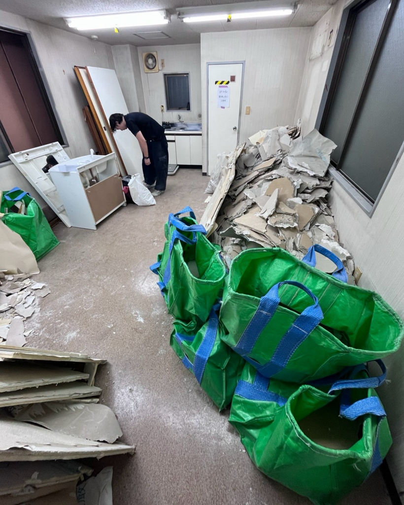 室内に積まれた瓦礫の山